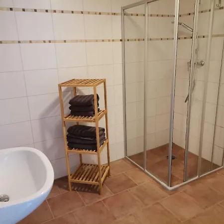 Fuer 2 Personen Wohn Und Schlafzimmer Duschbad Wi8 ギフホルン