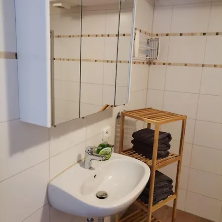 Fuer 2 Personen Wohn Und Schlafzimmer Duschbad Wi8 アパート