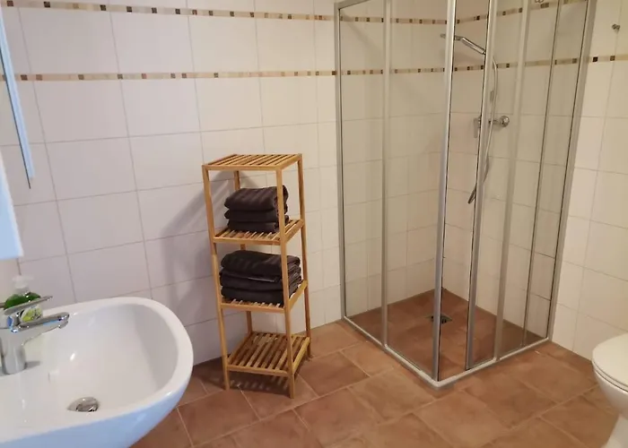 Fuer 2 Personen Wohn Und Schlafzimmer Duschbad Wi8 ギフホルン